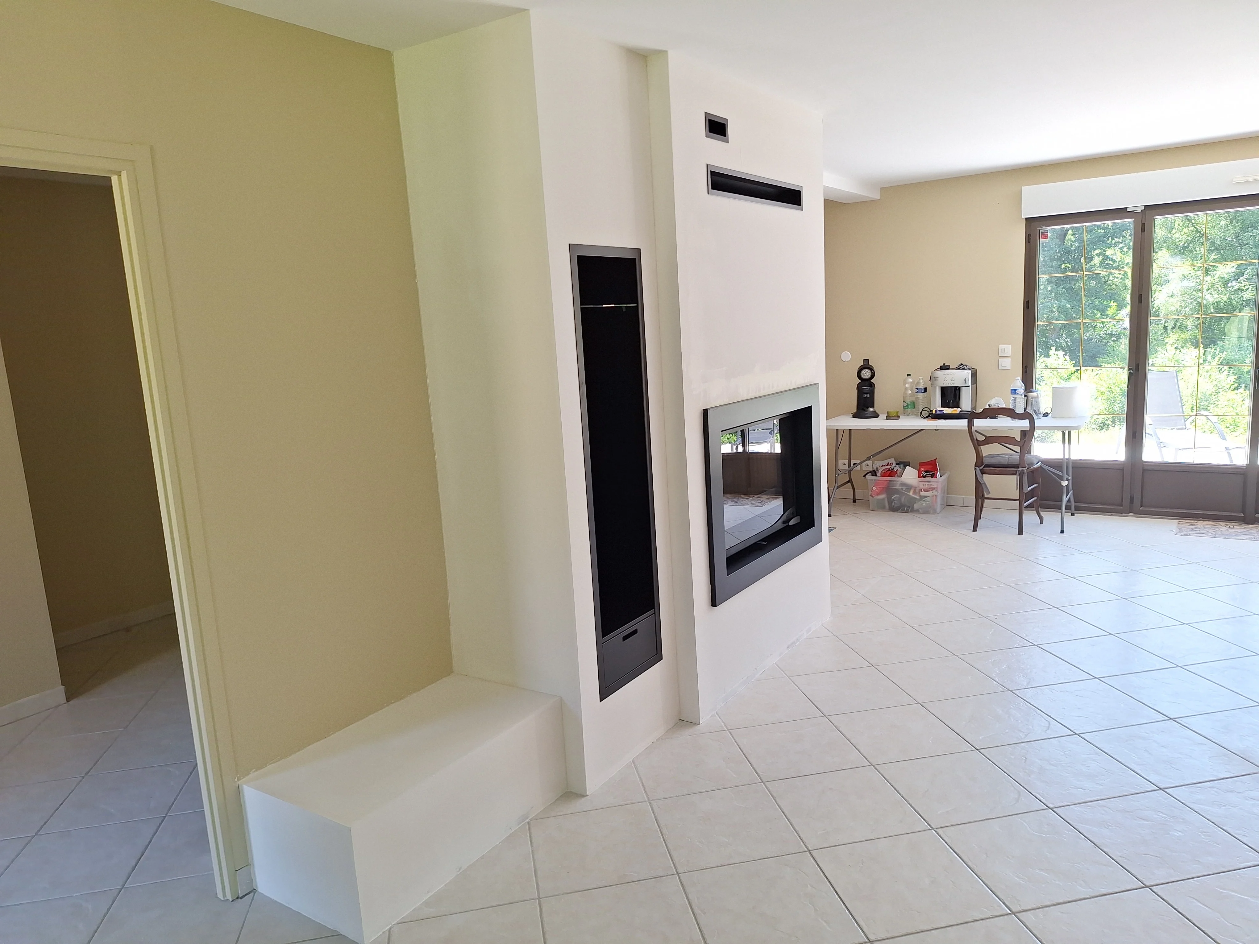 Coffrage avec niche et banquette